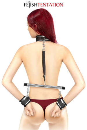 Menottes et collier de soumission